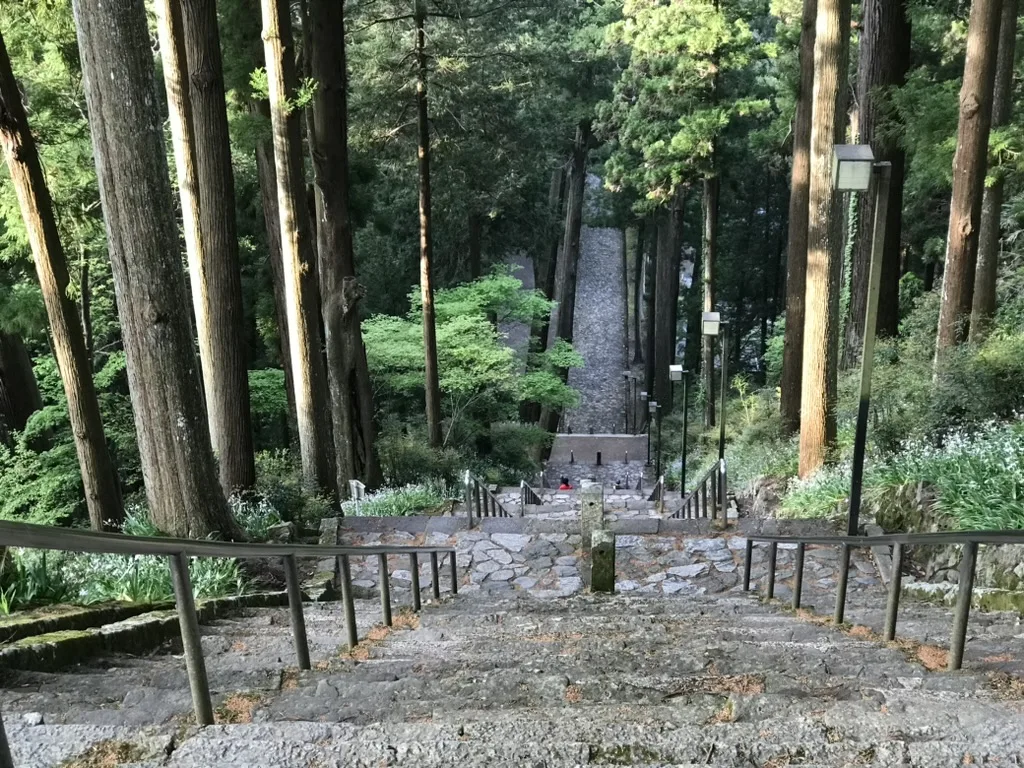 Escalera de piedra entre los árboles del monte Minobu, Japón