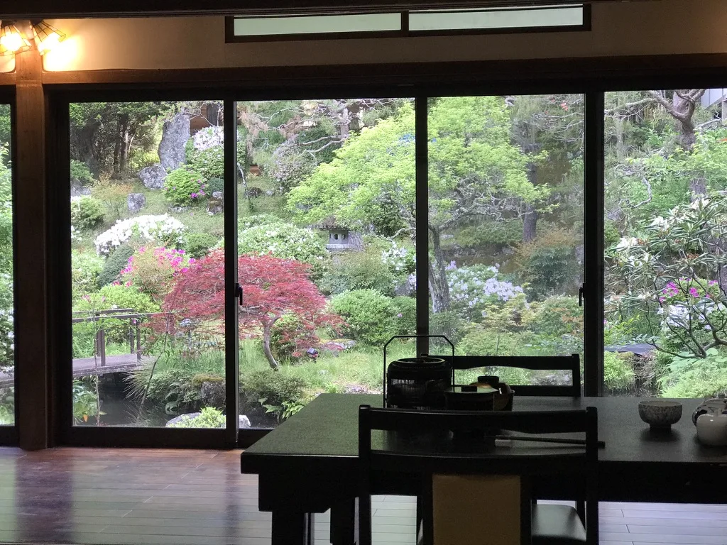 Jardín contemplado desde una ventana en Minobu, Japón