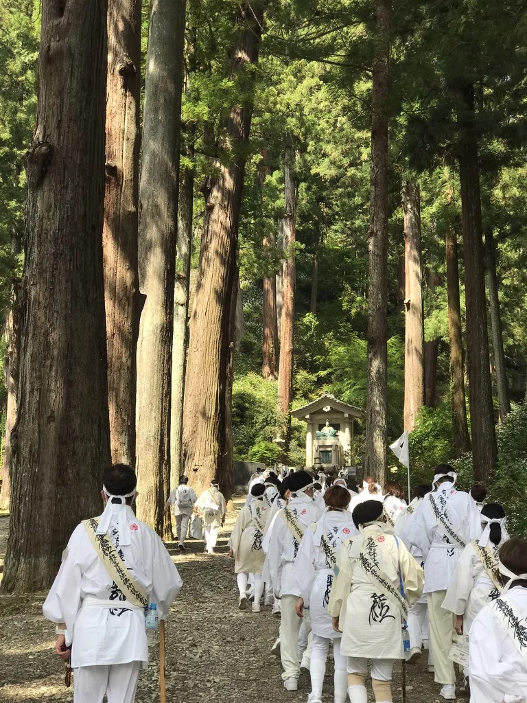 Nicolás Quiroga durante una peregrinación por el bosque del monte Minobu, Japón