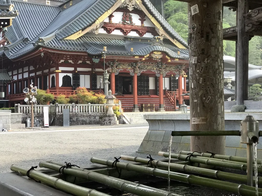 Espacio de agua en un templo del monte Minobu, Japón