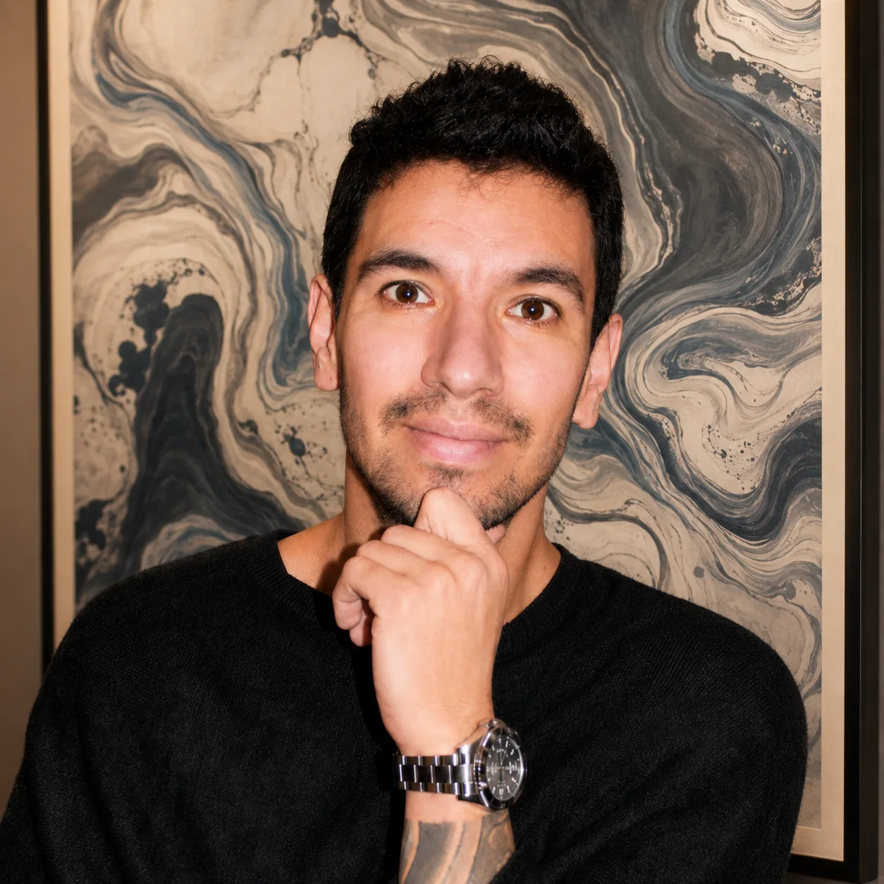 Nicolás Quiroga, psicólogo especializado en sobrepensamiento, junto a una obra de tinta suminagashi